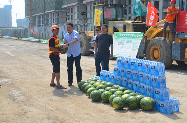 乐竞体育-中国一站式服务官网
开展夏季送清凉慰问市政工程一线活动